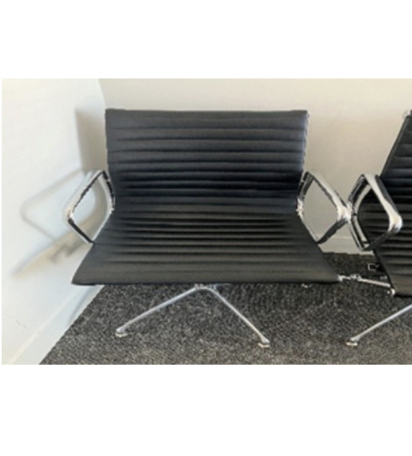 Meeting chair upholstered in black leather - Image 1