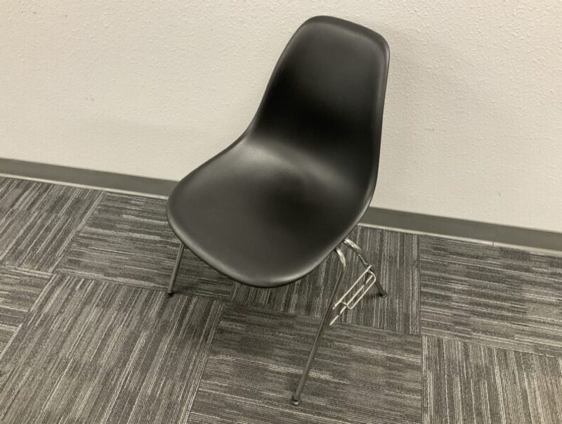 Eames Molded Plastic Side Chair - Thumbnail 3