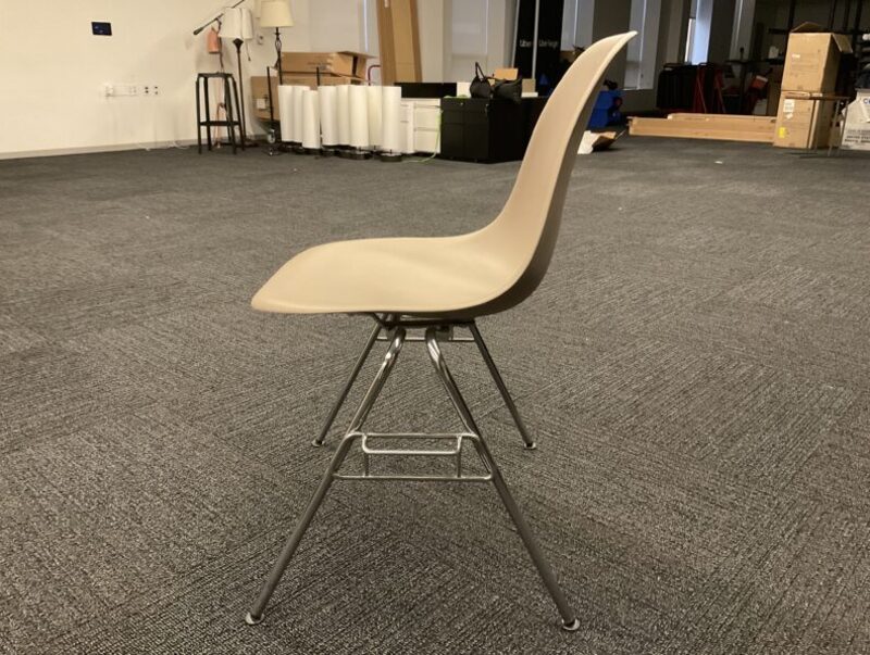 Eames Molded Plastic Side Chair - Thumbnail 4