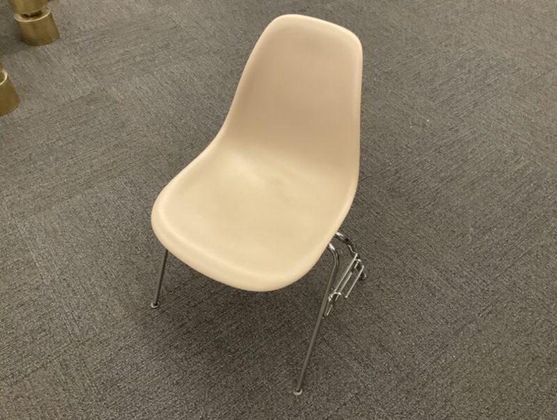 Eames Molded Plastic Side Chair - Thumbnail 3