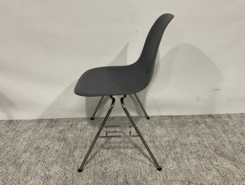 Eames Molded Plastic Side Chair - Thumbnail 3