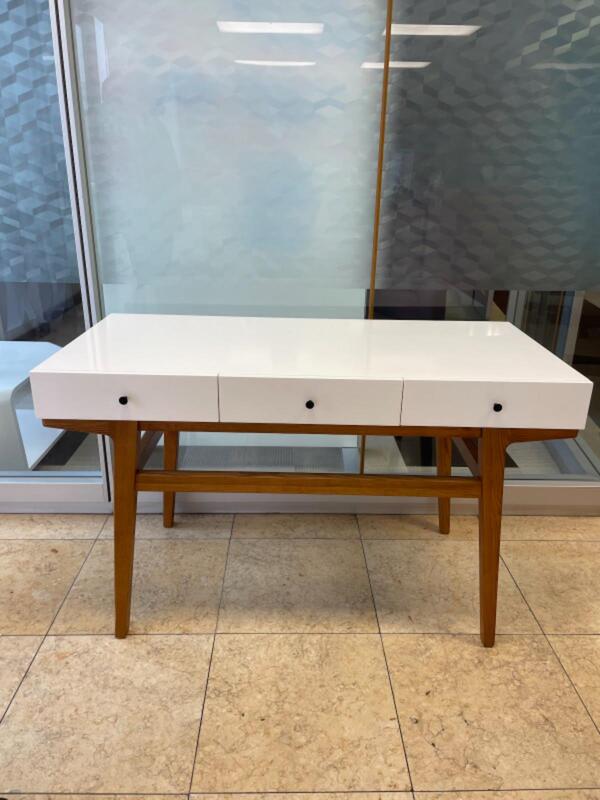 Modern Desk - Thumbnail 2