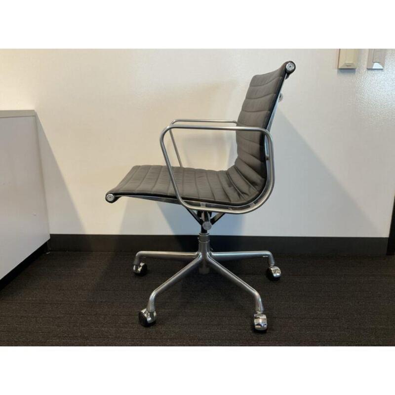 Eames Aluminum Group Management Chair - Thumbnail 3
