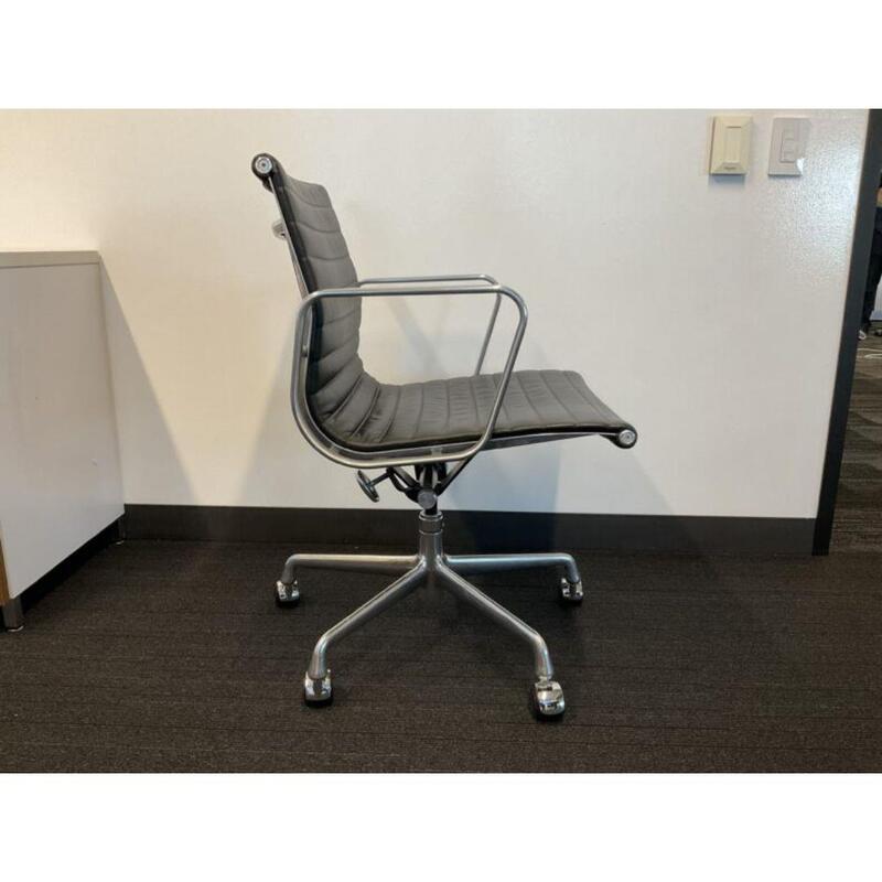 Eames Aluminum Group Management Chair - Thumbnail 4