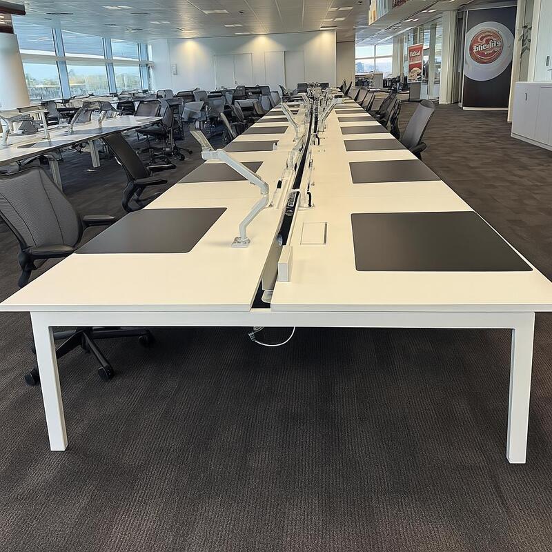 Bench of 8 desks - Thumbnail 2