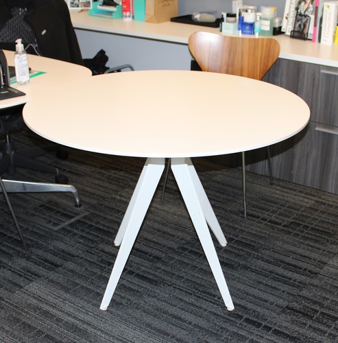 [Unk.MFG] Round Table with Angled Legs - Thumbnail 2