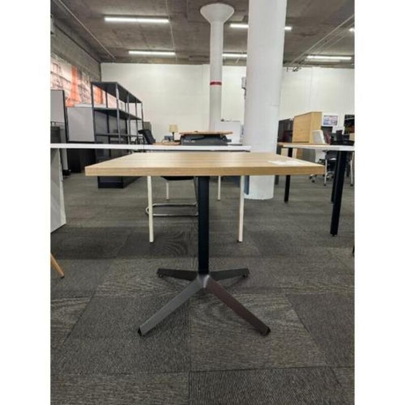 Knoll Dividends 30" Squared Table (White/Black) - Thumbnail 2