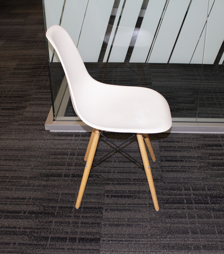 'Eames' White Plastic Molded Side Chair - Thumbnail 4