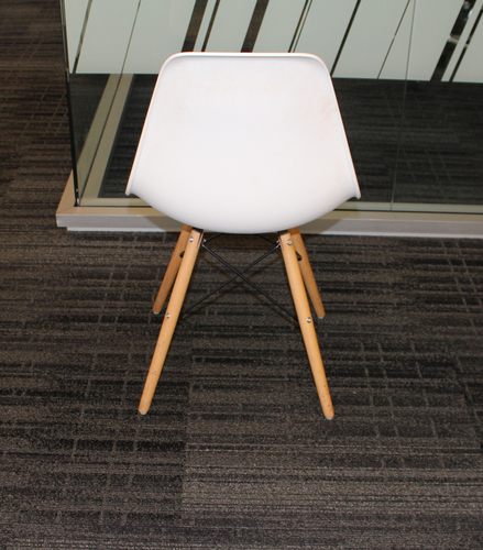 'Eames' White Plastic Molded Side Chair - Thumbnail 2