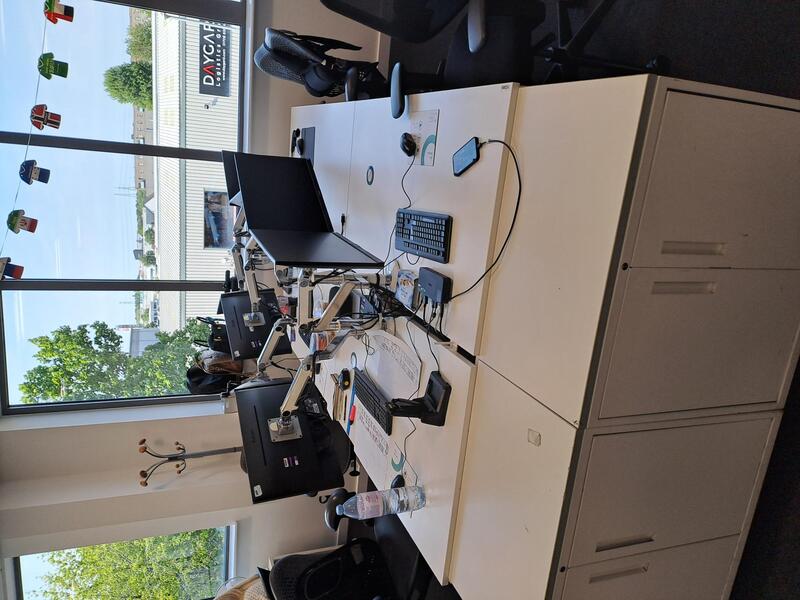 Bank of 4 Desks  - Image 1
