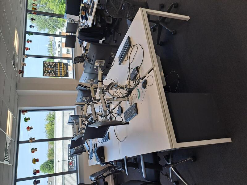 Bank of 6 desks  - Image 1