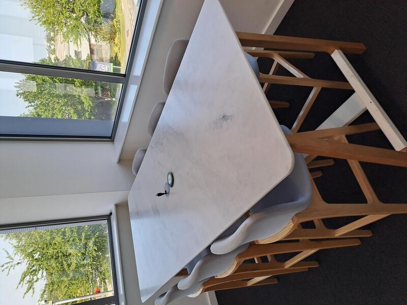 Posier Table - Image 1