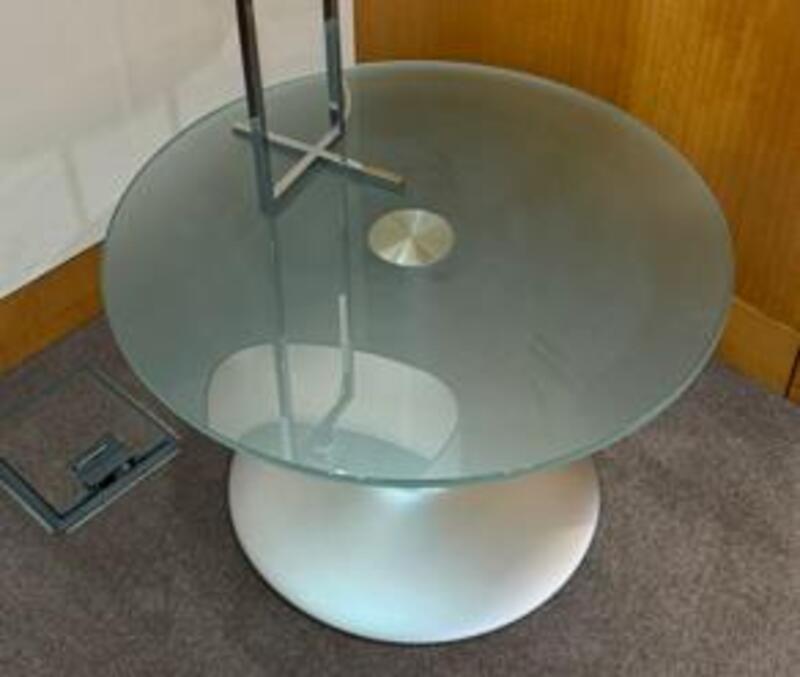 Glass table  - Image 1