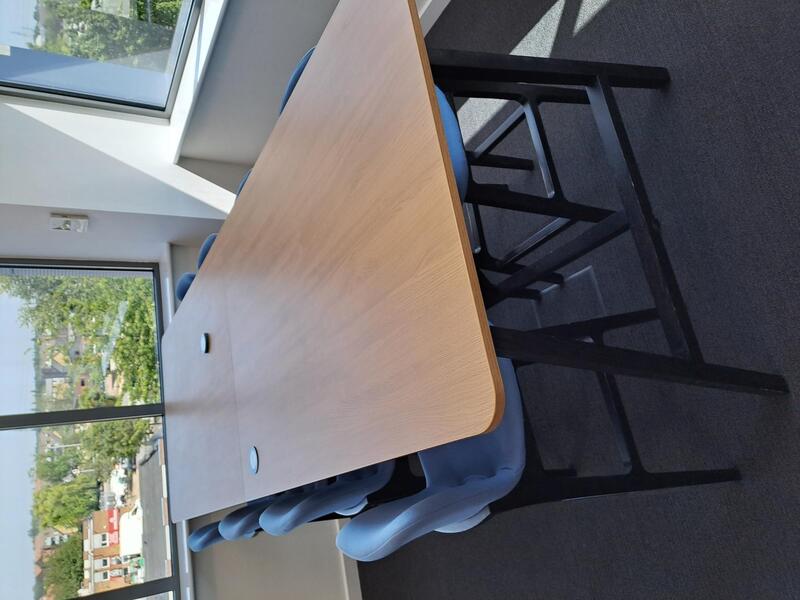 Poser table  - Image 1