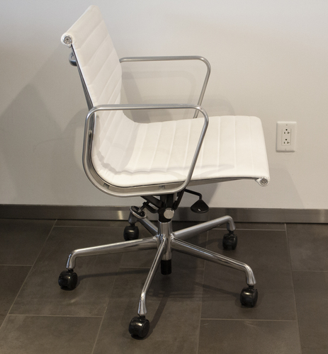 Eames Aluminum Group Management Chair, Leather - Thumbnail 3
