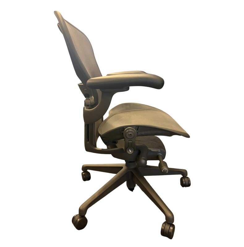 Size B Aeron Chair - Thumbnail 3