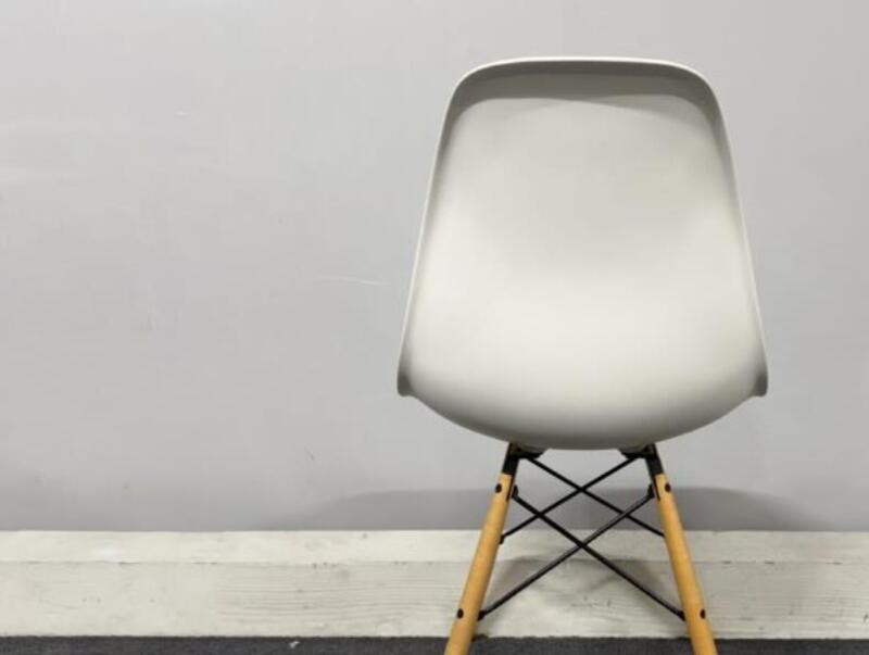 Eames Molded Plastic Side Chair - Thumbnail 5