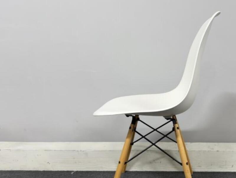 Eames Molded Plastic Side Chair - Thumbnail 4