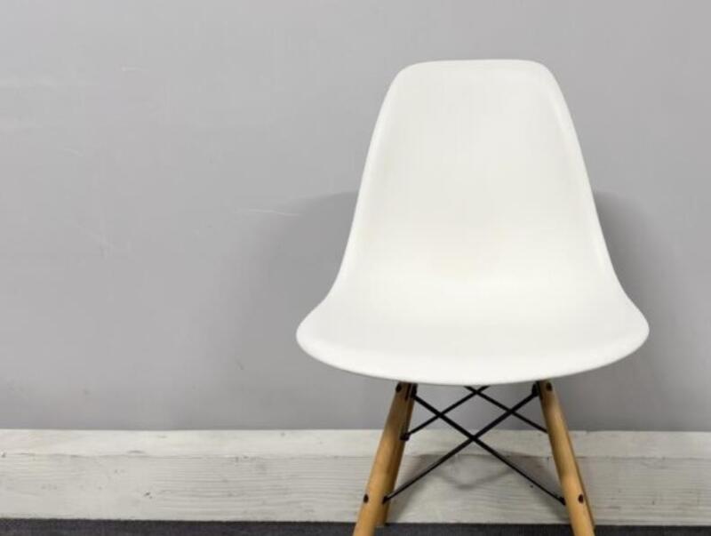 Eames Molded Plastic Side Chair - Thumbnail 3