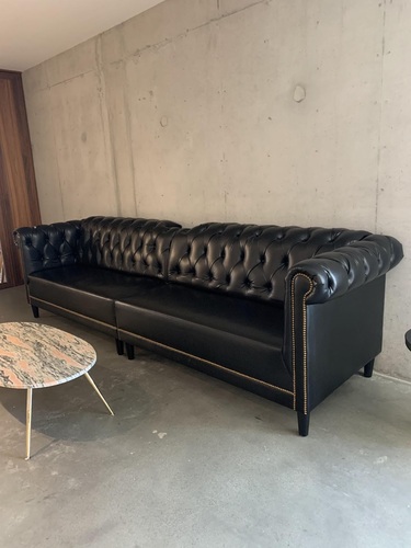 'Higgins Chesterfield' Leather Tufted Sofa (w/ Rivets) - Thumbnail 2